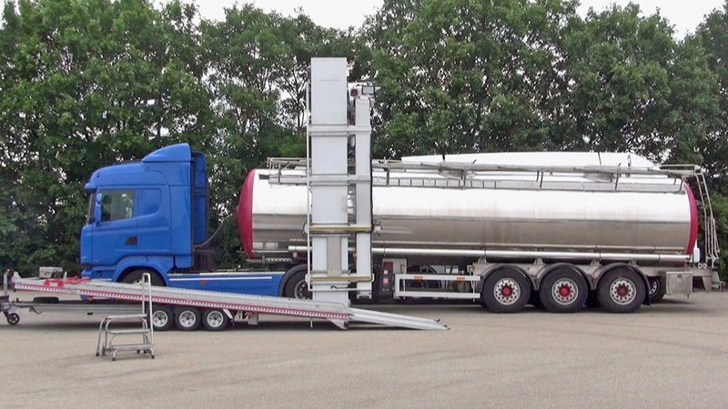 Die Zöllner checken mittels Röntgen, ob der Tankwagen wirklich nur legale Güter transportiert. – Bild: WELT