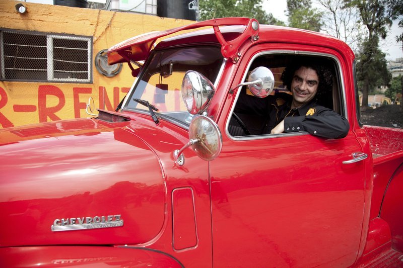 Rolando Villazón am Start seines musikalischen Roadmovies durch Mexiko. Sein Auto: ein alter roter Chevrolet, Baujahr 1949. – Bild: ORF