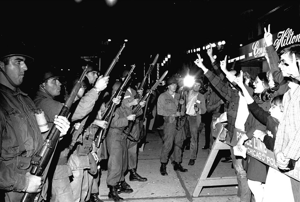 Friedensaktivisten stehen in Illinois der National Guard gegenüber (29. August 1968). Zuvor war es zu gewalttätigen Auseinandersetzungen gekommen. – Bild: BR / Telepool / STF