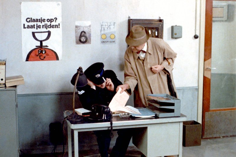 An der Grenze wird Monsieur Hulot (Jacques Tati) von der Polizei angehalten. – Bild: ARTE France /​ © Les films de Mon Oncle