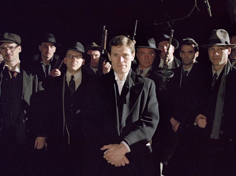 ARD MANDERLAY (manderlay), DK/S/NL/F/D 2005, Regie Lars von Trier, am Sonntag (31.08.14) um 02:10 Uhr im Ersten. Der Gangsterboss (Willem Dafoe) lässt einige seiner Männer auf der Plantage Manderlay zurück, die seine Tochter bei ihrem "Demokratie-Projekt" unterstützen sollen. – Bild: ARD Degeto ARD MANDERLAY (manderlay), DK/S/NL/F/D 2005, Regie Lars von Trier, am Sonntag (31.08.14) um 02:10 Uhr im Ersten. Der Gangsterboss (Willem Dafoe) lässt einige seiner Männer auf der Plantage Manderlay zurück, die seine Tochter bei ihrem "Demokratie-Projekt" unterstützen sollen. – Bild: ARD Degeto