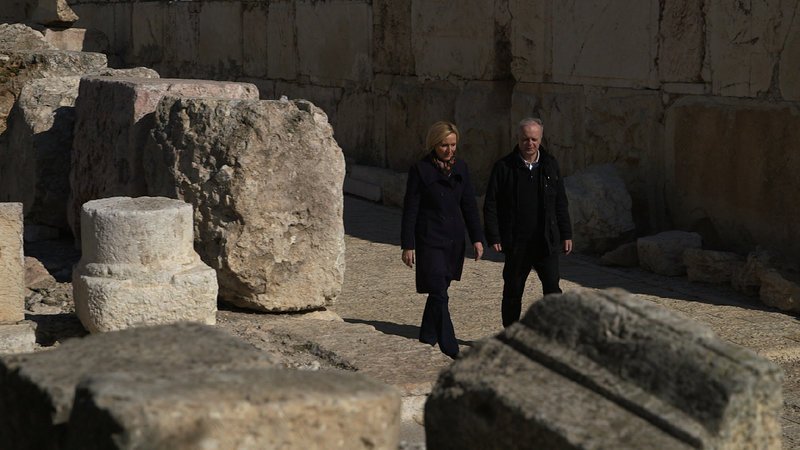 Petra Gerster mit dem Archäologen Prof. Dieter Vieweger am Tempelberg in Jerusalem – Bild: ZDF und Tom Kaiser
