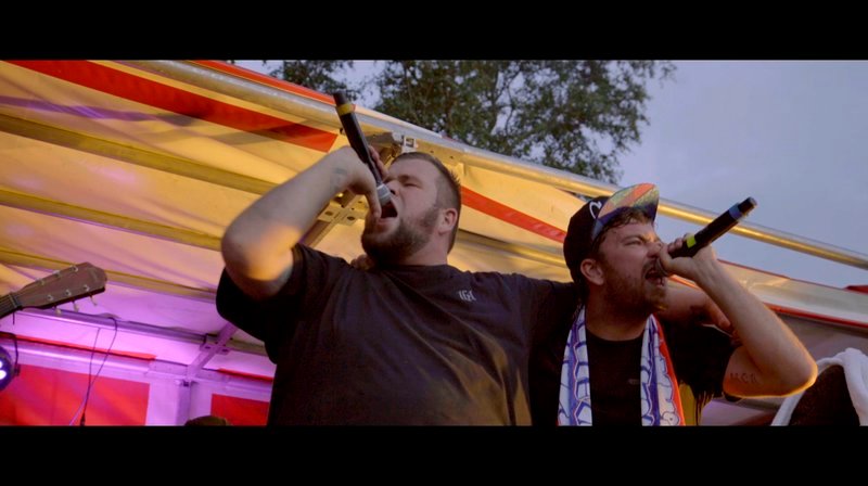 Bei dem Open-Air Konzert in Anklam im Sommer 2016 steht Jan „Monchi“ Gorkow (links) gemeinsam mit dem Künstler Marteria (rechts) auf der Bühne. – Bild: NDR/Eichholz Film GmbH Bei dem Open-Air Konzert in Anklam im Sommer 2016 steht Jan „Monchi“ Gorkow (links) gemeinsam mit dem Künstler Marteria (rechts) auf der Bühne. – Bild: NDR/Eichholz Film GmbH