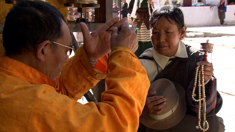 Rgyal Moskyid will sich gutes Karma verschaffen und sucht dazu einen Mönch, den sie bittet ihn, sie zu begleiten und dabei Sutren zu rezitieren. – Bild: ARTE France
