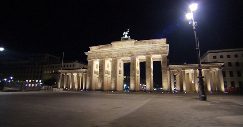 Wenn man mit der Stretch-Limousine für eine Stunde durch Berlin chauffiert wird, darf ein Abstecher am Brandenburger Tor natürlich nicht fehlen. – Bild: N24 Doku