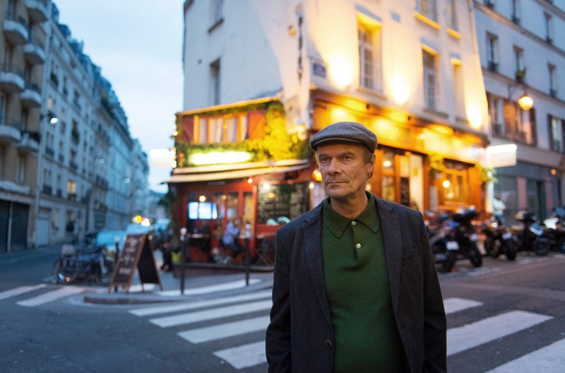 François (Edgar Selge) überlegt bei einem Spaziergang durch die Straßen von Paris, welche Auswirkungen eine Islamisierung Frankreichs auf das gesellschaftliche Leben haben könnte. – Bild: ZDF und rbb/NFP/Manon Renier. François (Edgar Selge) überlegt bei einem Spaziergang durch die Straßen von Paris, welche Auswirkungen eine Islamisierung Frankreichs auf das gesellschaftliche Leben haben könnte. – Bild: ZDF und rbb/NFP/Manon Renier.