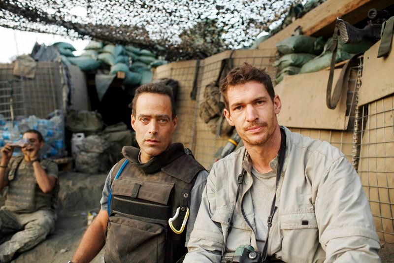 Dokumentarfilmer und Journalist Sebastian Junger (l.) und Fotograf Tim Hetherington während eines Arbeitseinsatzes für „Vanity Fair“ im Restrepo-Außenposten im Korengal Tal (Afghanistan, 2007). – Bild: Geo Television