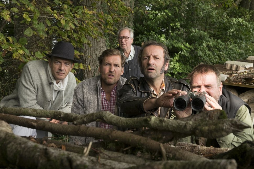 Eric (Jean-Yves Berteloot, l.), Sepp (Siegfried Teerpoorten, 2. v. l.), Alfons (Friedrich von Thun, M.), Ludwig (Max Schmidt, 2. v. r.) und Karl (Felix Vörtler, r.) wollen nachschauen, ob sich die Frauen von ihrem Streich beeindrucken lassen. – Bild: ZDF und Erika Hauri.