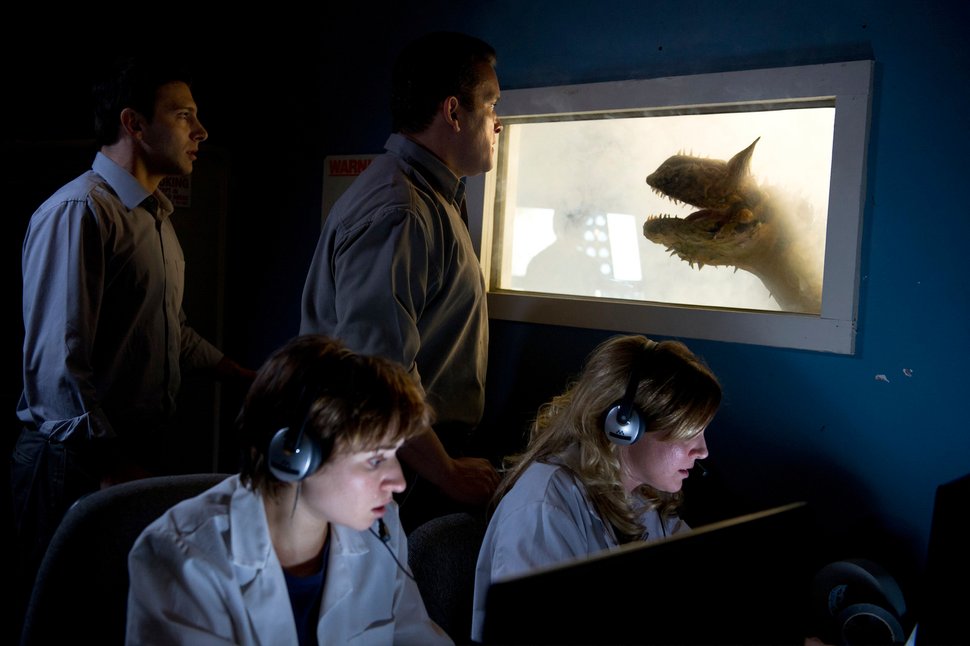 In Los Angeles experimentiert eine Biotech Firma in einem Museum mit der DNA ausgestorbener Urzeit-Echsen, um Dinosaurier zu züchten. Das Experiment glückt und das unausweichliche passiert. – Bild: RRS