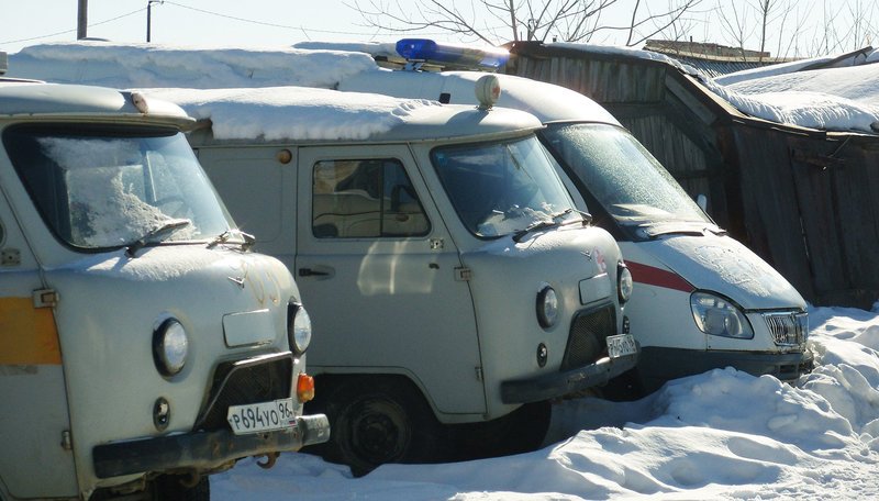 Erste-Hilfe-Fahrzeuge in einer kleinen Stadt im Ural: Nur noch zwei von vier fahren. – Bild: ORF Erste-Hilfe-Fahrzeuge in einer kleinen Stadt im Ural: Nur noch zwei von vier fahren. – Bild: ORF