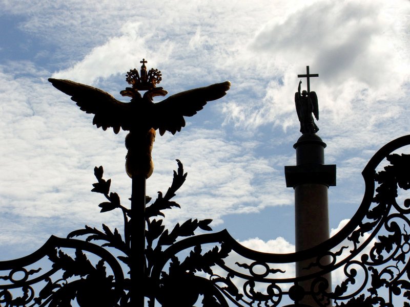 Die Oktoberrevolution im Jahr 1917 hinterließ tiefe Spuren, die noch heute in vielen Bereichen des gesellschaftlichen Lebens sichtbar sind (Palace Square St. Petersburg). – Bild: ARTE/​rbb