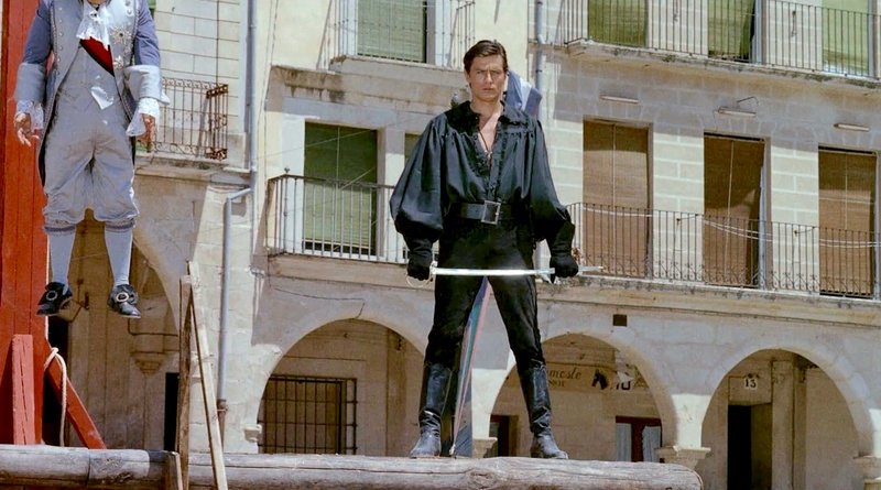 Der Graf Guillaume de Saint Preux (Alain Delon, re.) ist „die schwarze Tulpe“: Nacht für Nacht überfällt er seine reichen Bekannten vom Hofe – und wird vom Volk als Held gefeiert. – Bild: ARTE France /​ © Méditerranée Cinéma/​Mizar Films/​Agata Film 1964