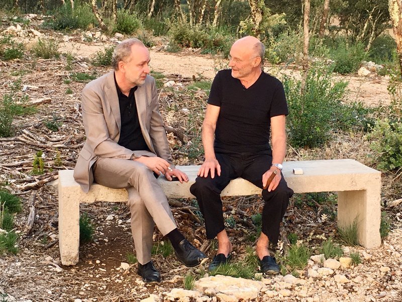 Dialoge in Südfrankreich: Ferdinand von Schirach und Anselm Kiefer im Gespräch. – Bild: ZDF und Claudio Armbruster. Dialoge in Südfrankreich: Ferdinand von Schirach und Anselm Kiefer im Gespräch. – Bild: ZDF und Claudio Armbruster.