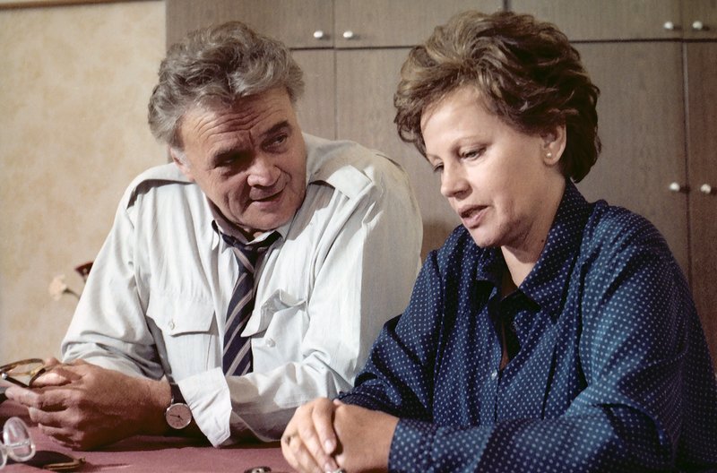 Der Schuldirektor (Dietrich Körner) und Barbaras Klassenlehrerin Frau Laube (Gudrun Ritter) diskutieren den Fall des jungen Liebespaares. – Bild: MDR/DEFA-Stiftung/Herbert Kroiss Der Schuldirektor (Dietrich Körner) und Barbaras Klassenlehrerin Frau Laube (Gudrun Ritter) diskutieren den Fall des jungen Liebespaares. – Bild: MDR/DEFA-Stiftung/Herbert Kroiss