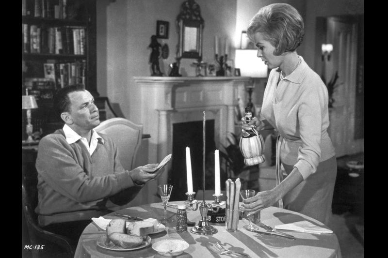 Lieutenant Bennett Marco (Frank Sinatra, li.) leidet seit dem Krieg an schlimmen Albträumen. Er scheint zu ahnen, dass große Gefahr von seinem einstigen Schützling Shaw ausgeht. – Bild: ARD /​ © 2016 Metro-Goldwyn-Mayer Studios Inc. All Rights Reserved