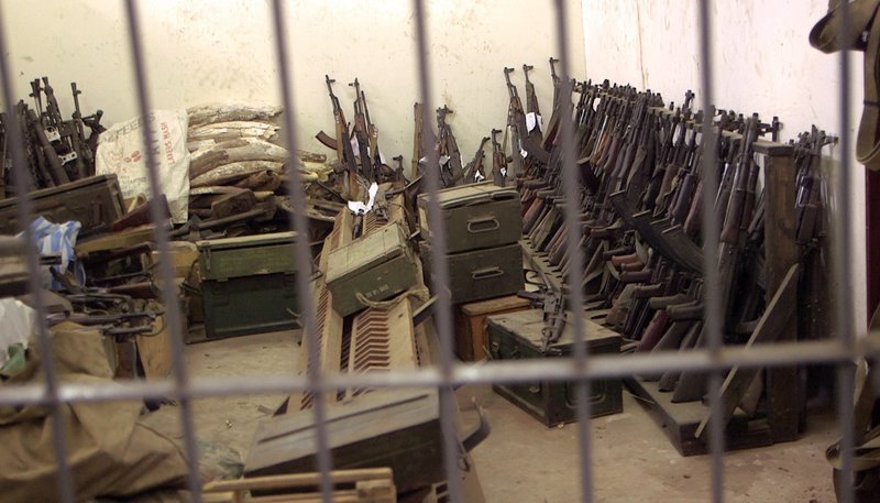 rbb Fernsehen WAFFEN FÜR DIE WELT, „Export außer Kontrolle“, am Dienstag (26.08.14) um 22:45 Uhr. Waffendepot der Armee im Südsudan. – Bild: rbb/​SWR/​Diwafilm