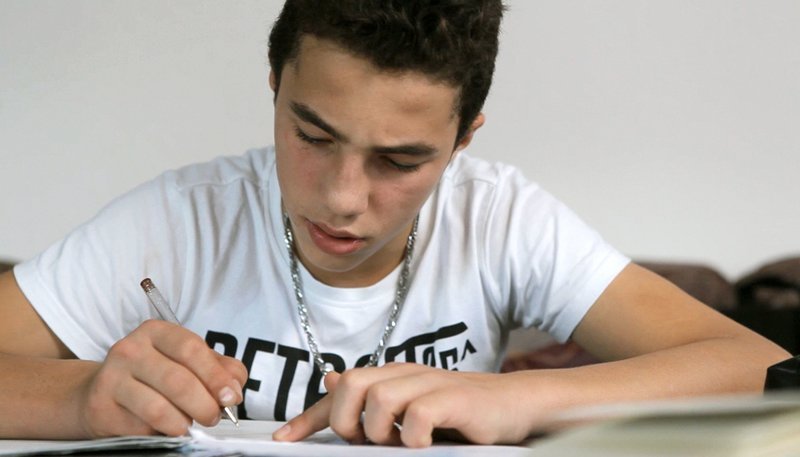 Schachid (16) bei den Hausaufgaben. – Bild: NDR/​Pier53/​Boris Mahlau