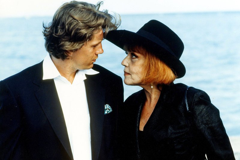 Lambert (Luc Thuillier) ist Lady M.s (Jeanne Moreau) letzte Liebe, wie sie sagt. Er geht auf ihre Avancen zwar nicht ein, ist aber - wenn es darauf ankommt  für sie da.
 – Bild: ARTE France /​ © Blue Dahlia Production