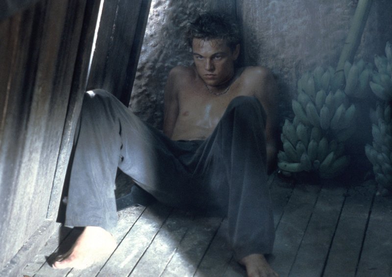 Die paradisische Insel entpuppt sich als Hölle. Richard (Leonardo DiCaprio) will weg. Aber die Flucht ist nicht einfach, denn der Strand ist ein geheimer Ort und manche Bewohner sorgen dafür, dass das für immer so bleibt... – Bild: SUPER RTL Die paradisische Insel entpuppt sich als Hölle. Richard (Leonardo DiCaprio) will weg. Aber die Flucht ist nicht einfach, denn der Strand ist ein geheimer Ort und manche Bewohner sorgen dafür, dass das für immer so bleibt... – Bild: SUPER RTL