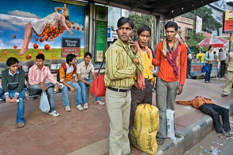 Bilder der „einfachen“ Leute waren dem Fotografen Raghu Rai ebenso wichtig wie die großer Persönlichkeiten. Auch eine Bushaltestelle in Neu-Delhi 2011 stellt so ein würdiges Motiv dar. – Bild: ARTE France 