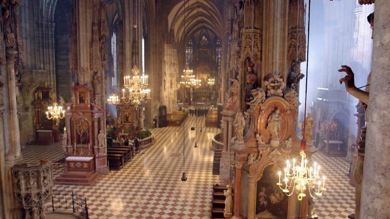 Stephansdom innen – Hauptschiff. – Bild: ZDF und ORF/​emb-Film