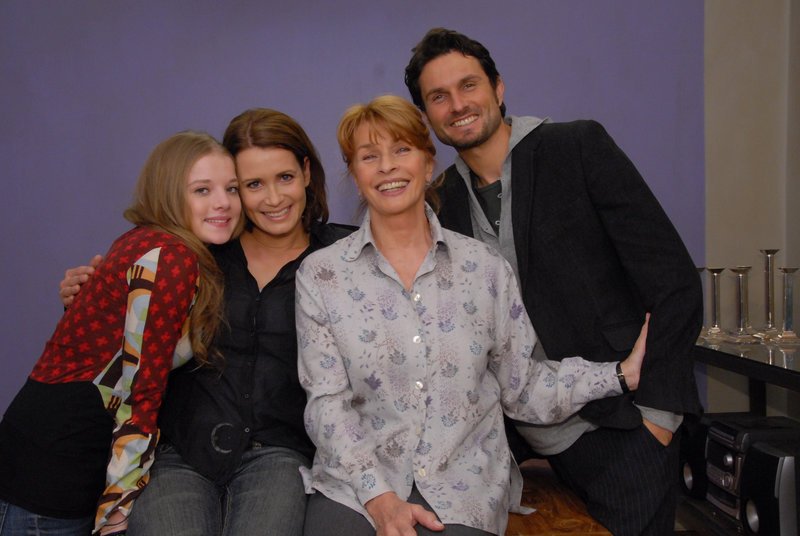Jella Haase (Jette Fischer), Anja Kling (Christiane Fischer), Senta Berger (Luise Fischer), Simon Verhoeven (Tommi Fischer). – Bild: ZDF und Susan R.Skelton Jella Haase (Jette Fischer), Anja Kling (Christiane Fischer), Senta Berger (Luise Fischer), Simon Verhoeven (Tommi Fischer). – Bild: ZDF und Susan R.Skelton