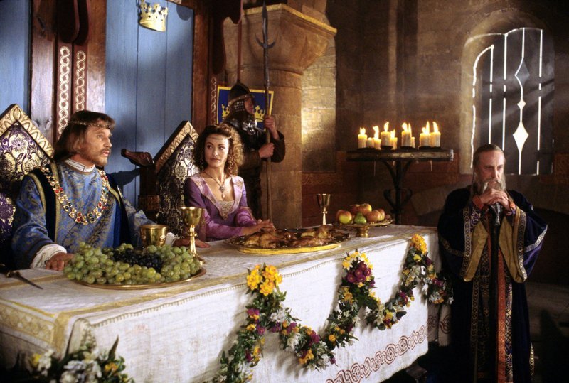 König Arthur (Michael York, li.) und Queen Guinevere (Amanda Donohoe) sind von Vivian begeistert. Nur Zauberer Merlin (Ian Richardson) traut ihr nicht über den Weg. – Bild: Disney Channel
