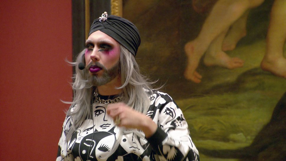 Kunsthistoriker Ben / Drag Queen „Tiefe Kümmernis“ bei einer Führung im Kunsthistorischen Museum. – Bild: ZDF und ORF / Constanze Grießler