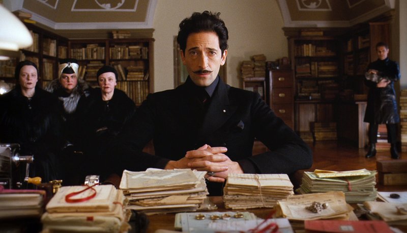 Dmitri (Adrien Brody, Mitte) schreckt vor nichts zurück, um sein Erbe einzustreichen. – Bild: ARD Degeto/ 2014 Twentieth Century Fox Film Corporation Dmitri (Adrien Brody, Mitte) schreckt vor nichts zurück, um sein Erbe einzustreichen. – Bild: ARD Degeto/ 2014 Twentieth Century Fox Film Corporation