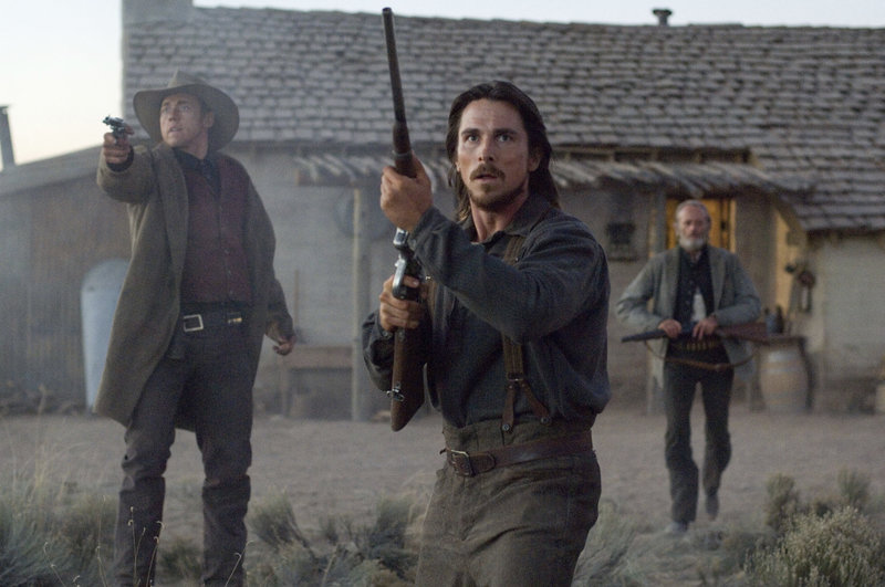 Wenn Dan Evans (Christian Bale) nicht bald etwas unternimmt, könnte der Farmer sein Land verlieren. – Bild: Sony AXN Wenn Dan Evans (Christian Bale) nicht bald etwas unternimmt, könnte der Farmer sein Land verlieren. – Bild: Sony AXN