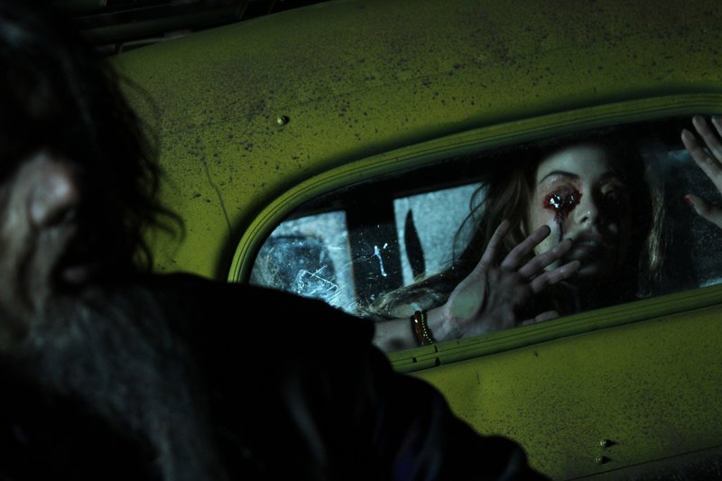 Erst viel zu spät erkennt Lita (Roxanne McKee, r.), dass man niemals bei Fremden (George Karlukovski, l.) ins Auto steigen sollte … – Bild: ProSieben Erst viel zu spät erkennt Lita (Roxanne McKee, r.), dass man niemals bei Fremden (George Karlukovski, l.) ins Auto steigen sollte … – Bild: ProSieben