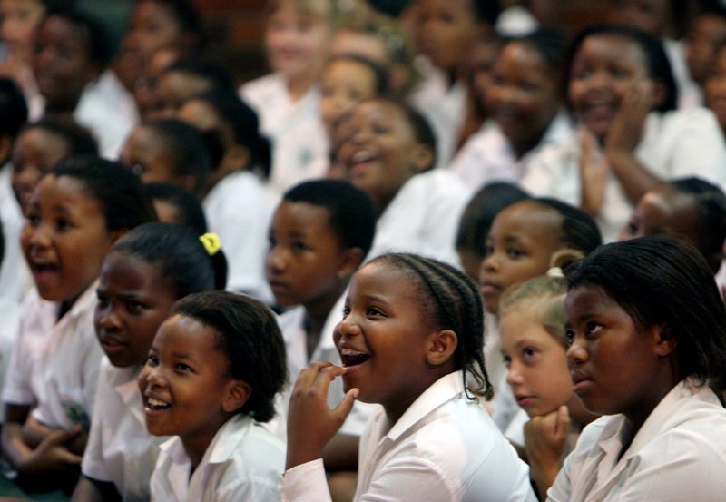Die südafrikanische Jugend hat die Oper für sich entdeckt. Selbst in den entlegensten Winkeln des Landes trifft man Teenager, meist Schwarze, die mit klangvollen Stimmen Arien von Mozart und Verdi schmettern, als gäbe es nichts Selbstverständlicheres. Das ist weit mehr als eine Kuriosität, denn bis in die 1990er Jahre war die Oper in Südafrika allein der weißen Elite vorbehalten. Die Cape Town Opera, Afrikas einziges Opernhaus, hat dies erkannt. Einmal jährlich reist deshalb ein Kleinbus mit den besten Nachwuchssängern des Opernhauses durch ganz Südafrika. Die jungen Opernstars sollen Schüler (Foto) mit ihrem Gesang begeistern und zugleich nach neuen Stimmtalenten Ausschau halten. Der Film erzählt die Geschichte von dieser abenteuerlichen Reise durch Südafrikas Provinzen, von der Begeisterung junger Südafrikaner für die Operntruppe aus Kapstadt und von der Entdeckung ungeahnter Stimmwunder. – Bild: ZDF und rbb/​NDR/​Ralf Pleger