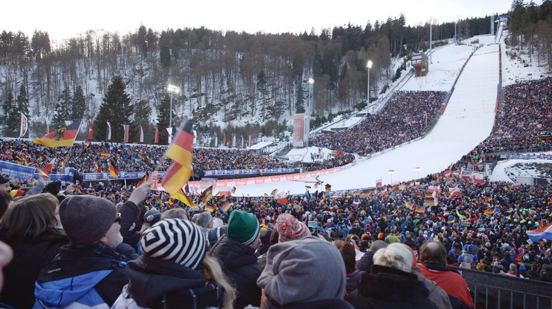 Es ist ein gigantisches Spektakel mitten im Sauerland. 50.000 Besucher feiern die besten Skispringer der Welt. – Bild: WDR