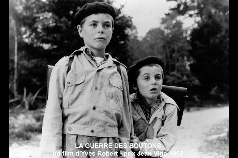 Auf dem Weg zur Schule treffen Grand Gibus (François Lartigue, li.) und sein kleiner Bruder (Martin Lartigue, re.) zum ersten Mal auf ihre Widersacher. – Bild: ARTE /​ © 1962 Zazi Films