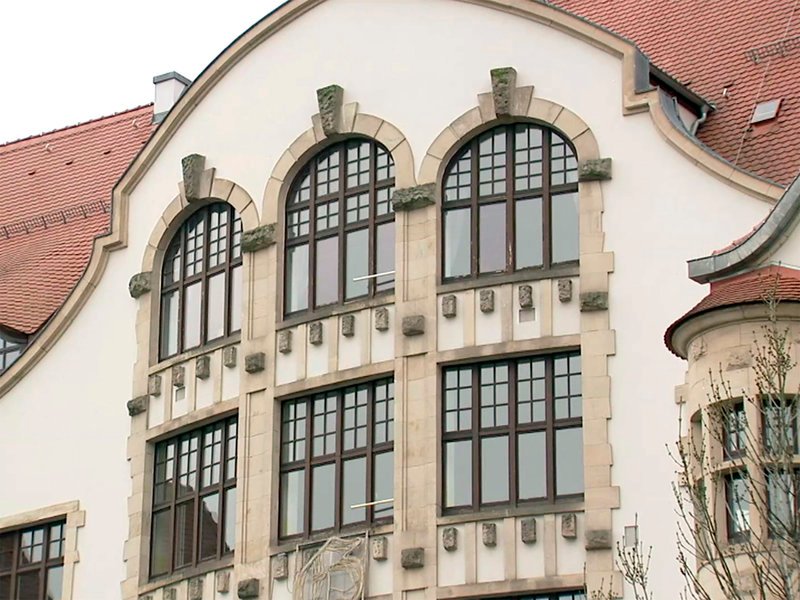 Gynasium Fensterreihen in den oberen Stockwerken – Bild: MDR