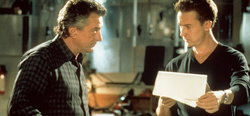 Der alternde Meisterdieb Nicolai "Nick" Wells (Robert De Niro, l.) muss für seinen letzten großen Coup mit dem jungen, hitzköpfigen Jack Teller (Edward Norton, r.) zusammenarbeiten. – Bild: ZDF und Phillip V. Caruso Der alternde Meisterdieb Nicolai "Nick" Wells (Robert De Niro, l.) muss für seinen letzten großen Coup mit dem jungen, hitzköpfigen Jack Teller (Edward Norton, r.) zusammenarbeiten. – Bild: ZDF und Phillip V. Caruso
