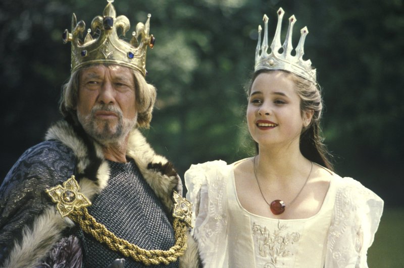 Der König (Dietmar Schönherr) und seine Tochter Schneewittchen (Natalie Minko) amüsieren sich köstlich über den Hofnarren. – Bild: ZDF und Taurus-Film