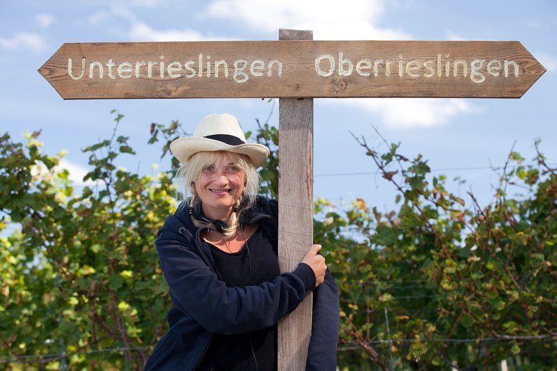 Regisseurin Ulrike Grote auf der Grenze zwischen Oberrieslingen und Unterrieslingen. – Bild: SWR/​CAMINO Filmverleih