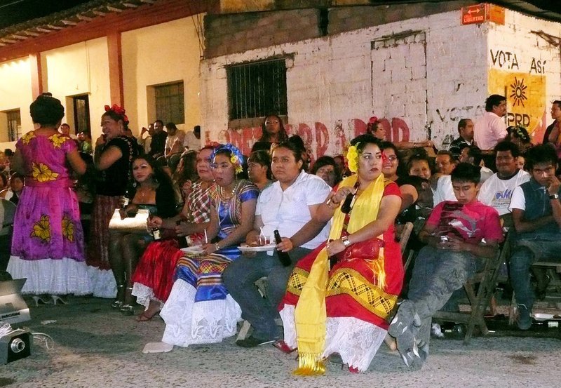 Vela in Juchitán. Im Mai wird einen Monat lang jeden abend gefeiert und getanzt und die Jeans gegen rote, blaue und gelbe Röcke und Blusen getauscht. – Bild: SWR/​SWR/​Peter Vogel