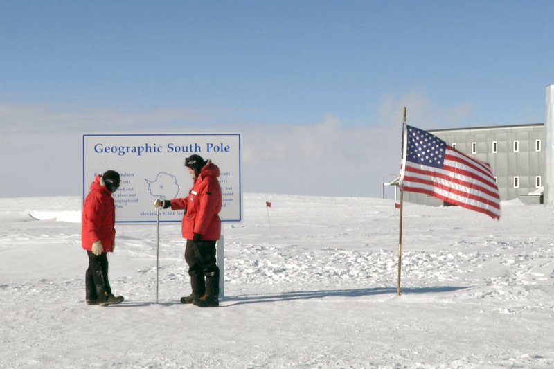 Astrophysiker am Südpol, wo sie mit Hilfe gigantischer Detektoren die hochenergetischen Neutrinos „einzufangen“ versuchen – Bild: RBB /​ © Hoferichter & Jacobs