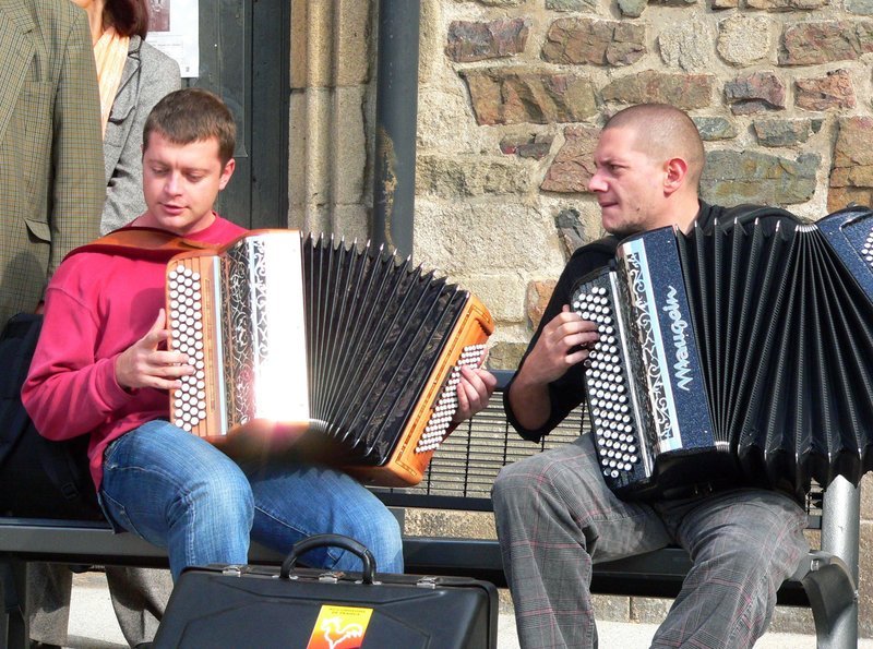 Akkordeon-Spieler in Tulle. – Bild: ZDF und SR/Julia Leiendecker Akkordeon-Spieler in Tulle. – Bild: ZDF und SR/Julia Leiendecker