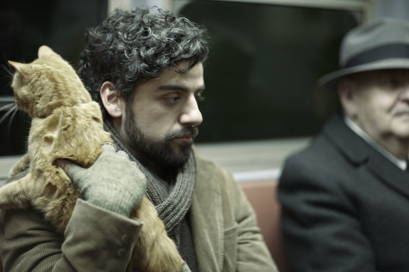 Llewyn Davis (Oscar Isaac) unterwegs mit Katze in der New Yorker U-Bahn. – Bild: ZDF und Alison Rosa