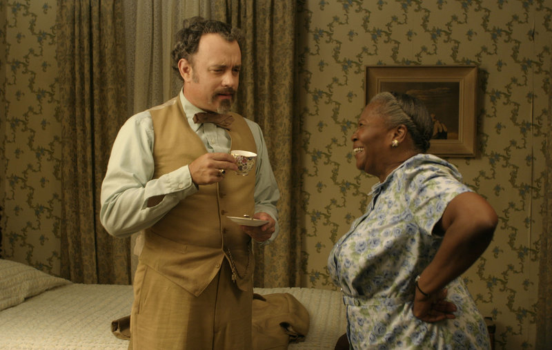 Professor G.H. Dorr (Tom Hanks) gibt sich als Musiker aus, um in Mrs. Munsons (Irma P. Hall) Keller proben zu dürfen. Dabei wollen er uns seine Kumpanen einen Tunnel von ihrem Keller aus zu einem Casino graben. – Bild: HBO/Forum Film Poland/Archiwum Professor G.H. Dorr (Tom Hanks) gibt sich als Musiker aus, um in Mrs. Munsons (Irma P. Hall) Keller proben zu dürfen. Dabei wollen er uns seine Kumpanen einen Tunnel von ihrem Keller aus zu einem Casino graben. – Bild: HBO/Forum Film Poland/Archiwum
