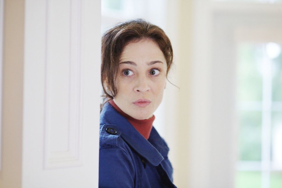 Zehn Jahre nach der Entführung ihrer damals 3-jährigen Tochter, trifft Karen (Moira Kelly) auf eine Schülerin, die sie sehr an ihre Kleine erinnert. In ihrer Verzweiflung beginnt Karen, die Familie des Mädchens auszuspionieren… – Bild: VOX