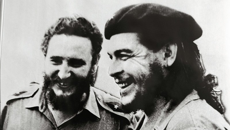 Staatschef Fidel Castro (l) und Ernesto Guevara, genannt „Che“, sein Industrieminister. – Bild: tagesschau24