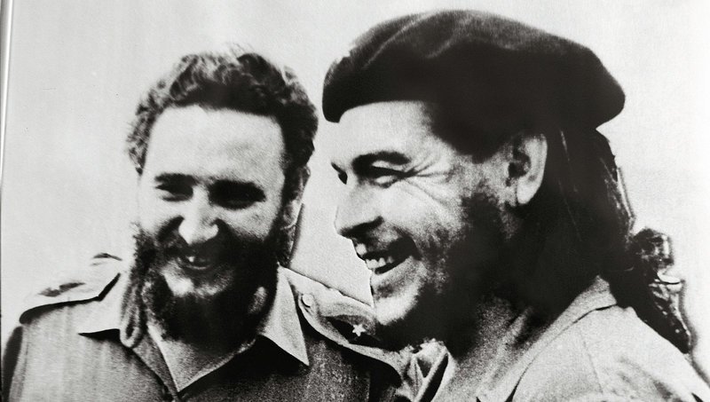 Staatschef Fidel Castro (l) und Ernesto Guevara, genannt „Che“, sein Industrieminister. – Bild: tagesschau24 Staatschef Fidel Castro (l) und Ernesto Guevara, genannt „Che“, sein Industrieminister. – Bild: tagesschau24