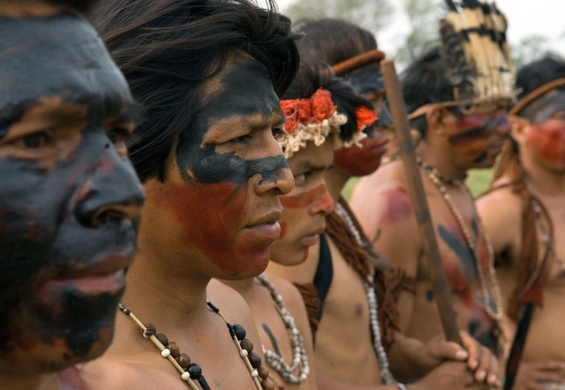 MDR Fernsehen BIRDWATCHERS – DAS LAND DER ROTEN MENSCHEN, „Birdwatchers – La Terra Degli Uomini Rossi“, am Donnerstag (04.06.15) um 00:20 Uhr. Angeführt von ihrem Häuptling Nadio (Ambrosio Vilhalva, 2. v. li.), kehrt eine Gruppe brasilianischer Guarani-Kaiowa-Indianer den lebensunwürdigen Bedingungen ihres Reservates den Rücken, um ins Land ihrer Vorfahren zurück zu kehren. – Bild: MDR/​Degeto/​Gullane Filmes Prod./​Marie Hippenmeyer
