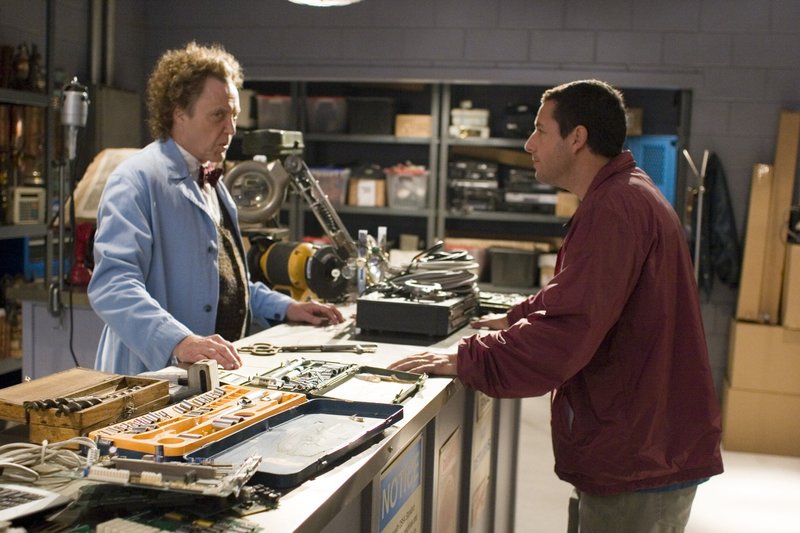 Michael (Adam Sandler, r.) ahnt noch nicht, dass diese Begegnung sein Leben verändern wird, denn der Erfinder Morty (Christopher Walken, l.) wird ihm gleich eine Universalfernbedienung andrehen, die absolut alles kontrollieren kann ... – Bild: Sony Pictures Television International. All Rights Reserved. Lizenzbild frei Michael (Adam Sandler, r.) ahnt noch nicht, dass diese Begegnung sein Leben verändern wird, denn der Erfinder Morty (Christopher Walken, l.) wird ihm gleich eine Universalfernbedienung andrehen, die absolut alles kontrollieren kann ... – Bild: Sony Pictures Television International. All Rights Reserved. Lizenzbild frei