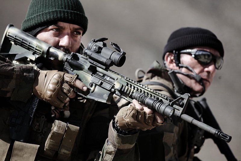 Lucas (Denis Ménochet, l.) und Marius (Alain Alivon, r.) versuchen ihren Kameraden den Rücken frei zu halten. – Bild: ZDF und David Jankowski Lucas (Denis Ménochet, l.) und Marius (Alain Alivon, r.) versuchen ihren Kameraden den Rücken frei zu halten. – Bild: ZDF und David Jankowski