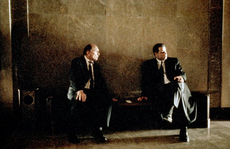 L-R: Jerome Facher (Robert Duvall), Jan Schlichtmann (John Travolta) – Bild: Paramount Pictures. All Rights Reserved.